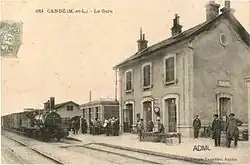 Arrivée d'un train en gare de Candé au début du XXe siècle.