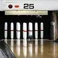Quilles de Candlepin bowling&nbsp;(en), longues et étroites.