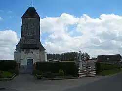 L'église et le monument aux morts.