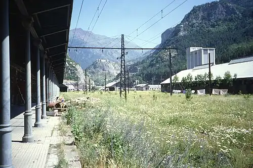 Le quai et les voies françaises de la gare de Canfranc en 1990.