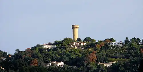 Vue sur le château d'eau, depuis les pentes de la Californie.