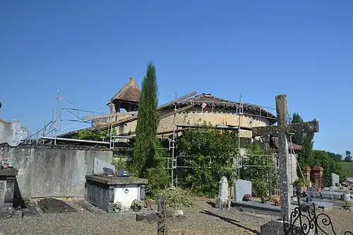 Le chevet de l'église et le cimetière adjacent.