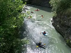 Pratique du canoë-kayak dans les gorges de l'Isère en aval d'Aime en Tarentaise