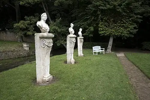 Des bustes.