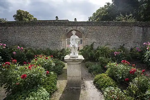 Une sculpture dans une chartreuse.
