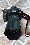 Un EF 24-70 f2.8L monté sur un Canon EOS 5D Mark II