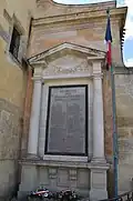 Le monument aux morts accolé au portail de l'église
