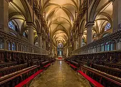 Vue de l'intérieur de la cathédrale avec un croisé d'ogive au plafond.