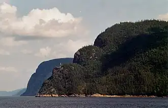 Le cap Éternité en arrière-plan, et les trois niveaux du cap Trinité au premier plan.