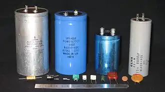 Des condensateurs de diverses capacités (au deuxième plan, 5 000 µF, 81 000 µF, 6 500 µF et 8 000 µF, derrière des condensateurs de moindre capacité).