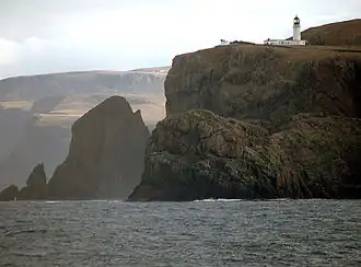 Le cap Wrath et son phare dominant les falaises vus depuis la mer.