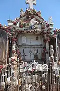 Tombe.