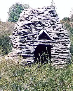 Aubais, Gard : cabane en forme de bonbonnière, au linteau double soulagé par une bâtière de dalles