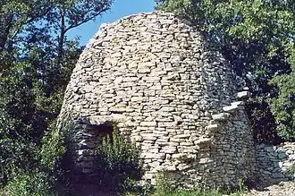 Vers-Pont-du-Gard, Gard : cabane en forme de pain de sucre, avec marches volantes sur le couvrement