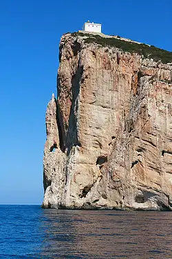 Photographie de la partie extrême de cap Caccia surmontée de son phare