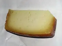 Tranche de fromage au lait de chèvre