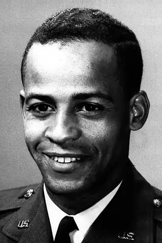 Portrait noir et blanc d'un homme afro-américain en uniforme de l'US Air Force.
