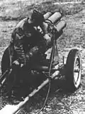 Un soldat allié inspectant un Nebelwerfer capturé