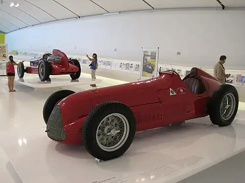 Photographie de l'avant gauche d'une Alfa Romeo 158.
