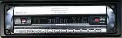 Un afficheur à quatorze segments LCD sur un autoradio.