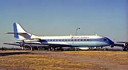Caravelle exposée, peinture blanche et bleue.