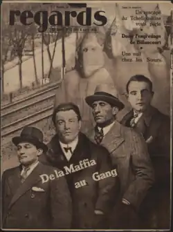 Photomontage à la une : les quatre malfrats en costume, sur fond de personnages cagoulés et de voie ferrée évoquant la mort du conseiller Prince