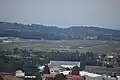 Panorama sur la piste d'atterrissage 28 vu depuis le haut du clocher de Église Saint-Vincent de Carcassonne en 2021