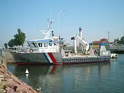 Le Cardonnet, le bateau de travaux maritimes du port.