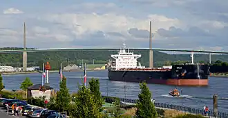 Cargo sur la Seine à Caudebec-en-Caux et pont de Brotonne.