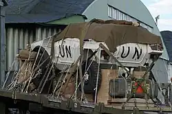 Un VBL français empaqueté sur une palette pour être parachuté.