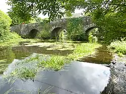 Le Petit Carhaix : le pont du XVIIIe&nbsp;siècle sur l'Hyères (vu du côté amont).