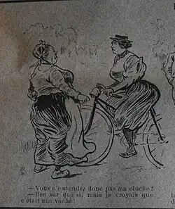 Une bourgeoise à bicyclette, vêtue d'un bloomer reproche à une paysanne de ne pas s'être poussée alors qu'elle signalait son arrivée avec une sonnette : « Vous n'avez pas entendu ma cloche, demande-t-elle. – Si, répond l'autre femme, mais je pensais que c'était une vache ! »