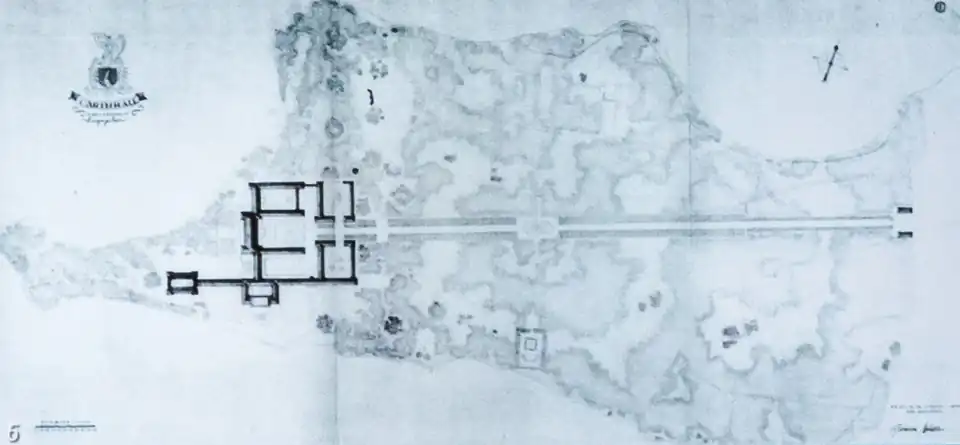 Plan général de la propriété : à droite, l'entrée ; à gauche, les bâtiments (incluant un projet de 3e extension, avec un musée d'art). Les rives des deux lacs (au nord : le Großdöllner See&nbsp;(de) ; au sud : le Wuckersee&nbsp;(de)) sont visibles, montrant que Carinhall était installée sur une mince bande de terre (une sorte d'isthme). Ce projet a été présenté par Göring le 12 janvier 1945, à l'occasion de son 52e&nbsp;anniversaire, soit moins de cent vingt jours avant la fin du Troisième Reich. Il prévoyait une fin des travaux pour 1953.