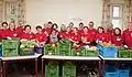 Volontaires de Caritas Vienne avec des produits alimentaires frais.