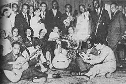 Description de l'image Carmen Miranda no estúdio da rádio Mayrink Veiga, 1932.jpg.