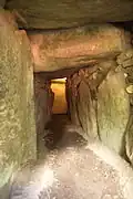 Couloir vu depuis l'entrée, orthostates et murets de rattrapage.