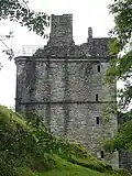 Le château de Carnasserie a été construit pour John Carswell avec l'aide du clan Campbell. Carswell réalisa le premier livre imprimé en gaélique écossais, imprimé à Édimbourg en 1567.