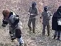 L'ours est enchaîné et entraîné par 2 Carabiniers.