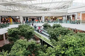 Vue de l'intérieur du centre commercial Westfield Carré Sénart