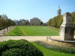 Le carré Du Guesclin vu de l’arc en pierre en 2008.