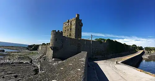 Le mur du château avec son échauguette.