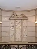 Carte des voies fluviales, surplombée d'une sculpture de Suzanne Muzanne.
