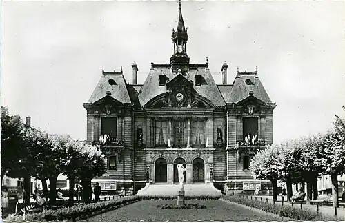 L'hôtel de ville au milieu du XXe&nbsp;siècle ; une statue prend la place du kiosque, elle-même depuis remplacé par le monument à Henri Sellier.