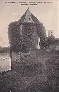 Ruines du château de Princé, l'étang et la chapelle.