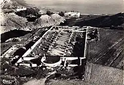 Vue aérienne des vestiges d'un édifice antique.