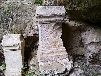 Pierres sculptées dans l'entrée.
