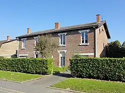 Des habitations groupées par deux.