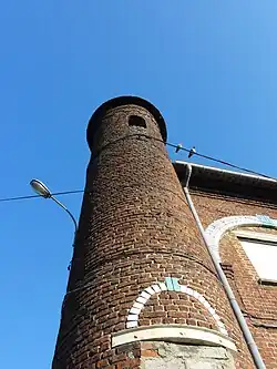 Vue en contre-plongée d'une tour.