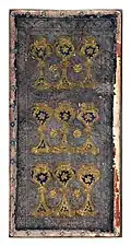 Le neuf de coupe d'un tarot Visconti-Sforza ; le neuf de cœur dériverait de ce type de carte.
