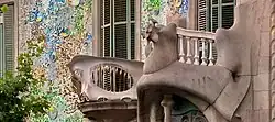 Détail de la façade principale : deux balcons couleur ivoire en enfilade.